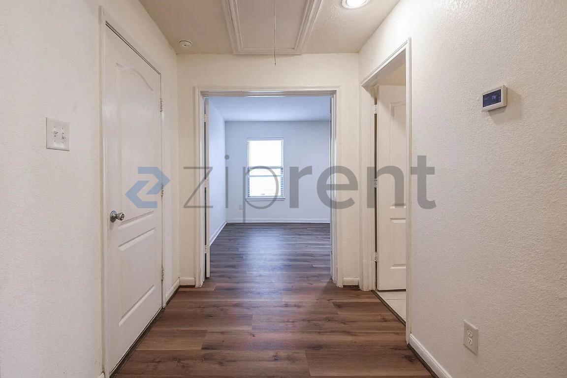 Building Photo - Unit