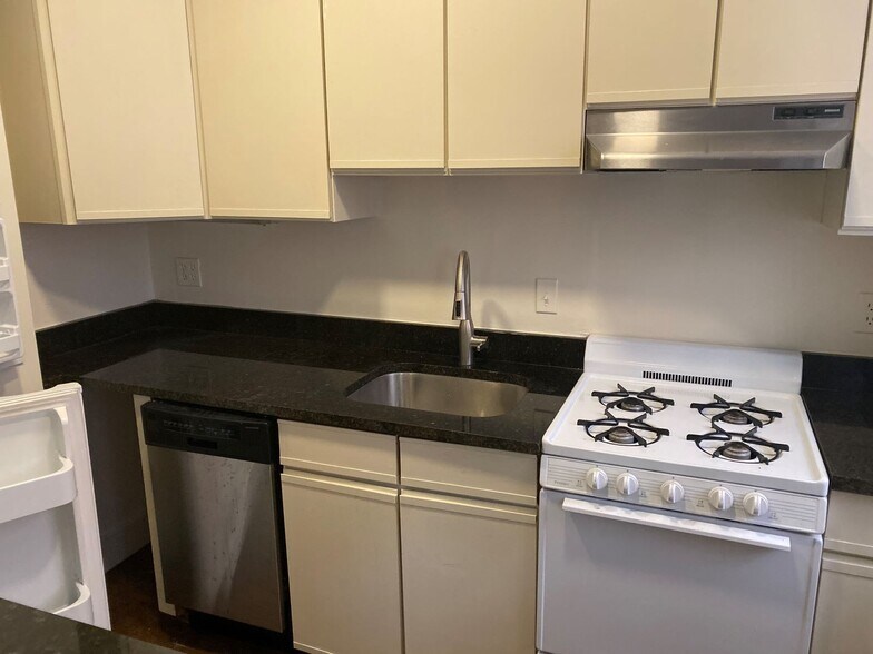 Building Photo - 38 Phillips St