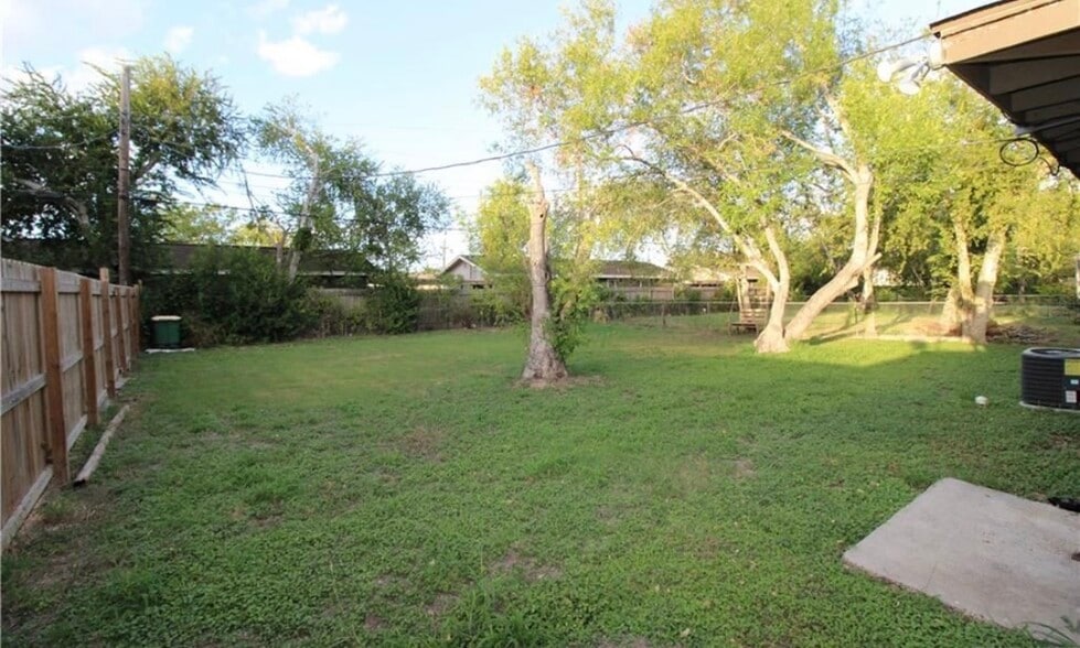 Building Photo - 706 E Polk Ave