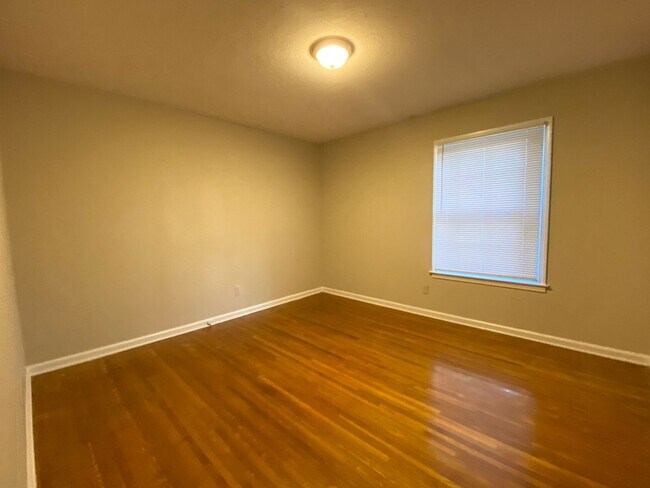 Building Photo - 5 bed, 2 bath home in East Memphis near Qu...