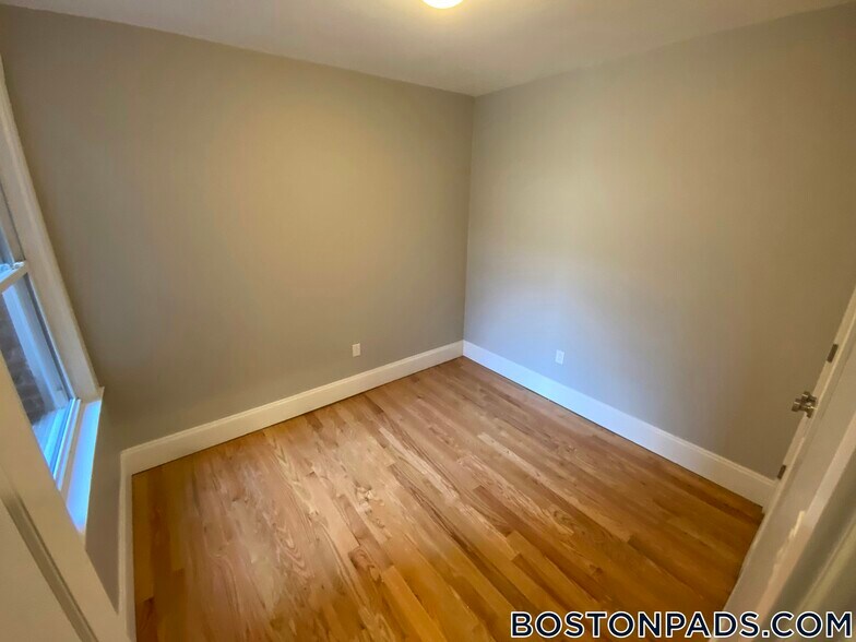 Building Photo - 190 Kelton St