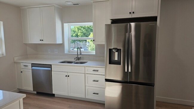 Building Photo - 146 N Main St