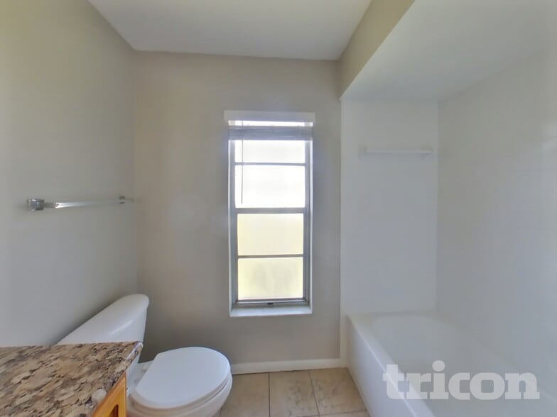 Building Photo - 1020 Red Oak Cir
