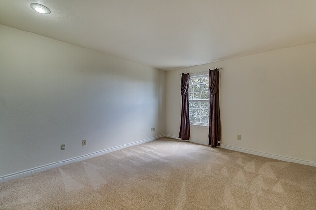 Building Photo - Gorgeous 3 bedroom home in College Hill Skyridge neighborhood of Bellevue