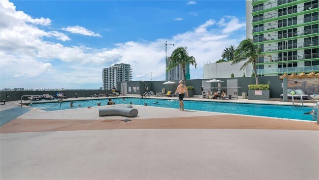 Building Photo - 1750 N Bayshore Dr