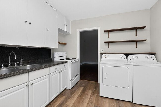 Building Photo - Charming 2BD/1BA Brick Duplex in NoDa!