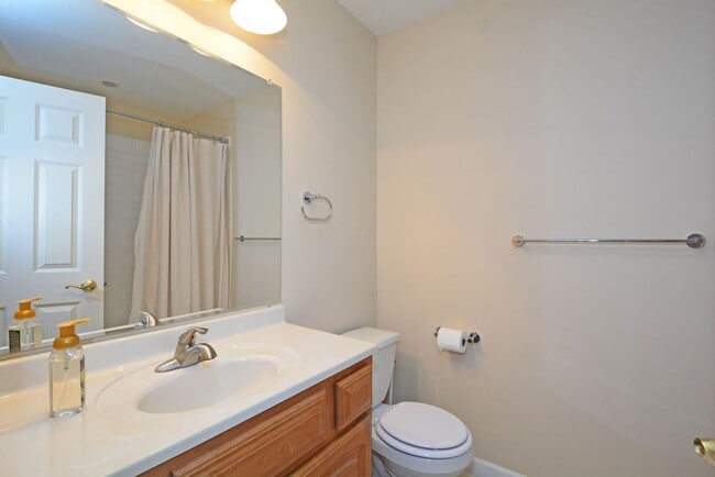 Building Photo - Spacious 5-Bed 3-Bath Home in South St. Paul - Available Now!
