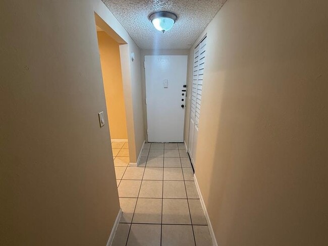 Building Photo - 1820 N Lauderdale Ave