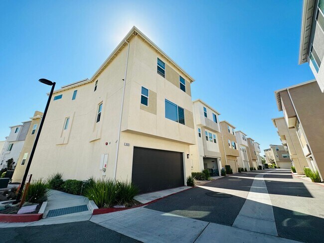 Building Photo - 1835 Vesta Dr
