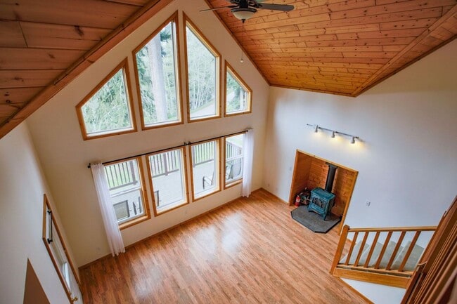 Building Photo - Lovely Home and Property Located on Honeym...