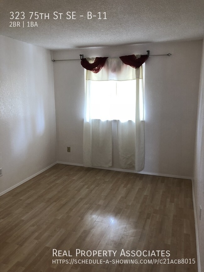 Building Photo - Spacious and Bright 2 Bedroom Condo with L...