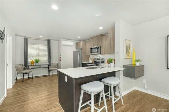 Building Photo - 4bd/2.75ba Seattle Townhome