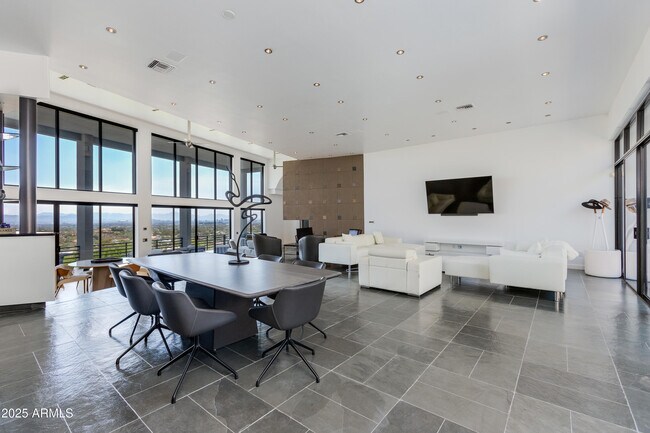 Building Photo - 4228 E Highlands Dr