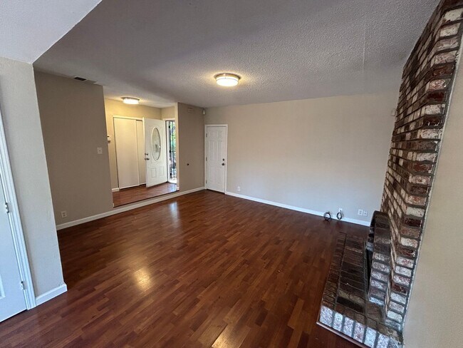 Building Photo - Charming 3-bedroom, 2-bath Single Story An...