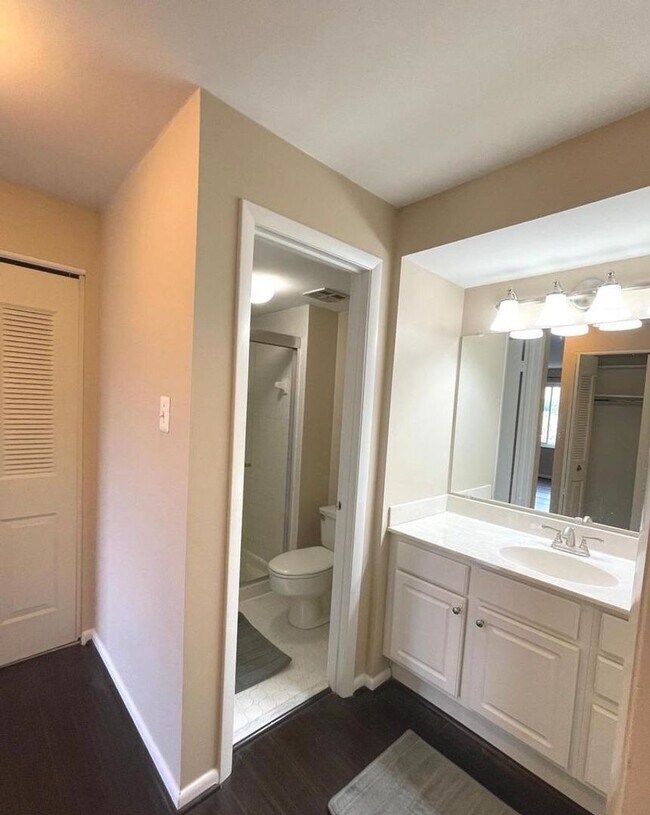 Building Photo - Beautiful 2BR 2BA top floor condo located ...