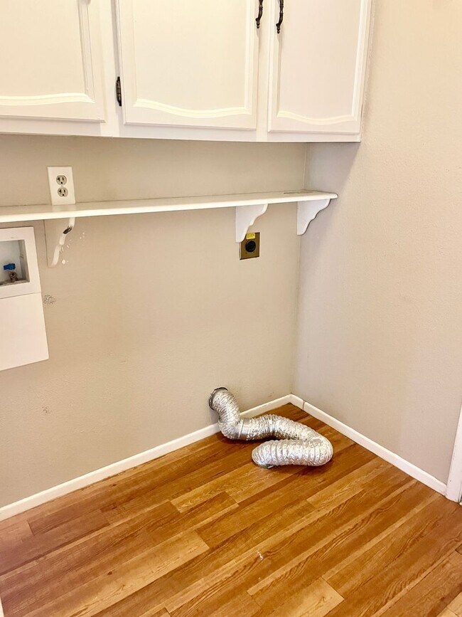 Building Photo - Fantastic 3 Bedroom/2 Bath Single Level Home & NO HOA!  Schedule a Showing Today!