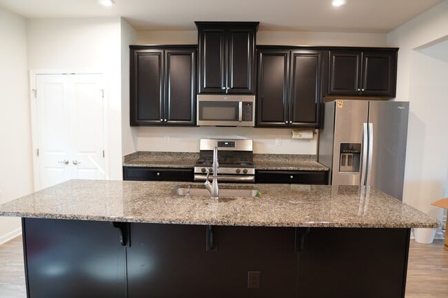 Building Photo - 417 Cross Country Way