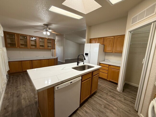Building Photo - Move In Ready - Spacious Manufactured Home in Foothills!