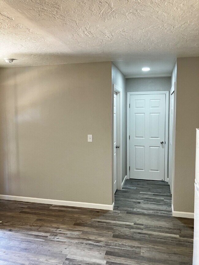 Building Photo - Newly renovated 1 Bedroom