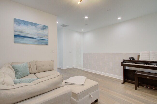 Building Photo - 587 Sanderling Cir