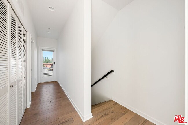 Building Photo - 2920 Rowena Ave