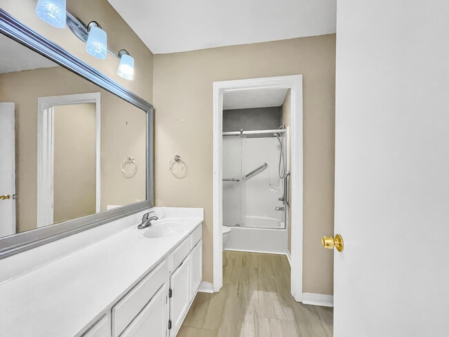 Building Photo - Spacious home featuring multiple bedrooms ...