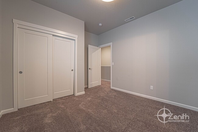 Building Photo - $1000 OFF RENT! Contemporary 3 Bedroom Hom...