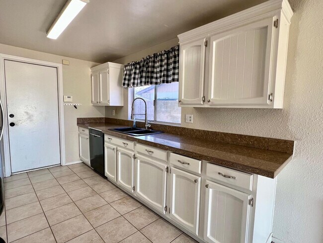 Building Photo - 4427 N 102nd Dr