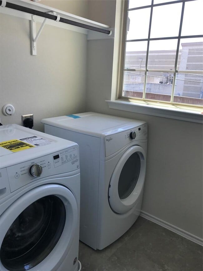 Building Photo - 2105 Town Centre Dr