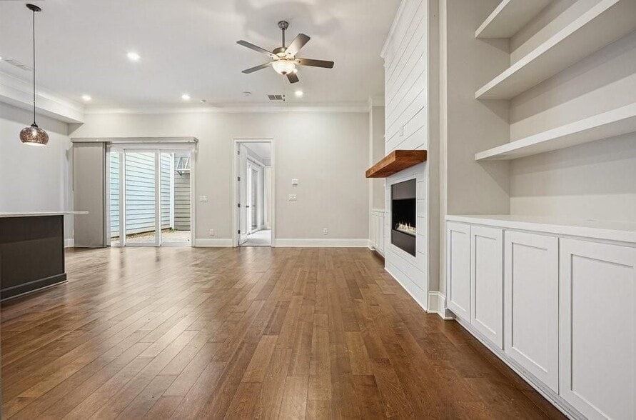 Building Photo - 123 Village Green Ave