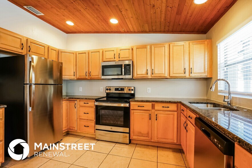 Building Photo - 15860 Willoughby Ln