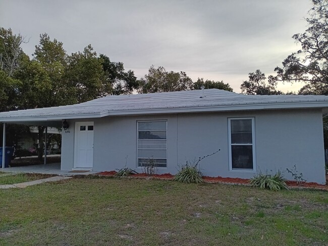 Building Photo - Cute 2 bedroom home with 1 1/2 baths and a...