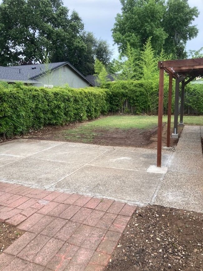 Building Photo - Newly Updated 3 Bdrm 2 Bath House Near Schools and Shopping, Corner of Shasta Pines and Mistletoe