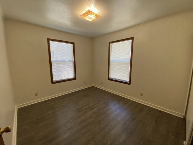 Building Photo - 1032 W Nevada Ct