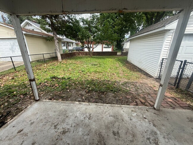 Building Photo - 2 Bed 1 Bath