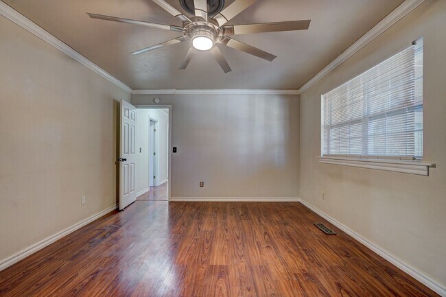 Building Photo - 4 bed 3 bath home!