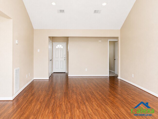 Building Photo - 3038 Mosby Dr