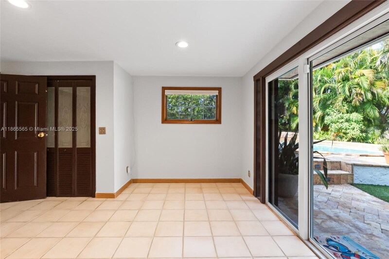 Building Photo - 2530 Okeechobee Ln