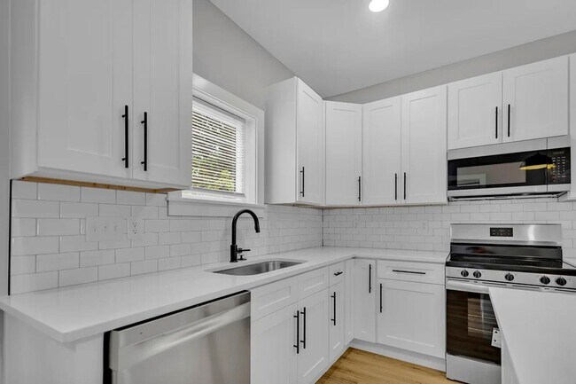 Building Photo - 307 W Kenwood Dr