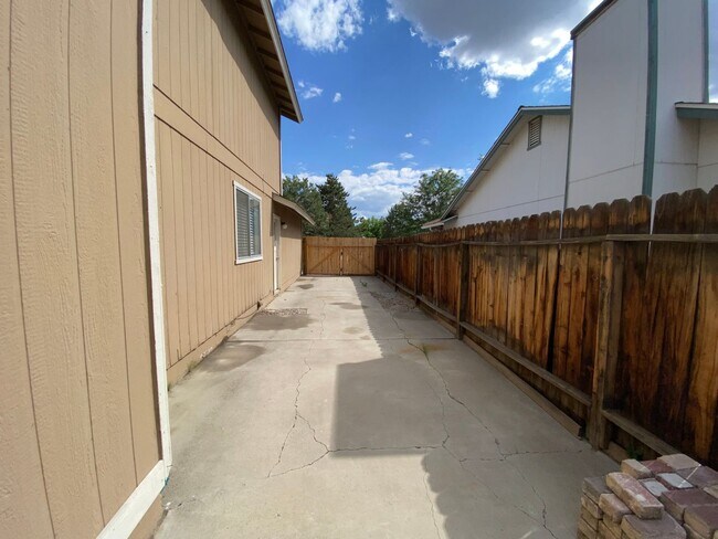 Building Photo - Modern 4 Bedroom, 3 Bath House - Near Died...