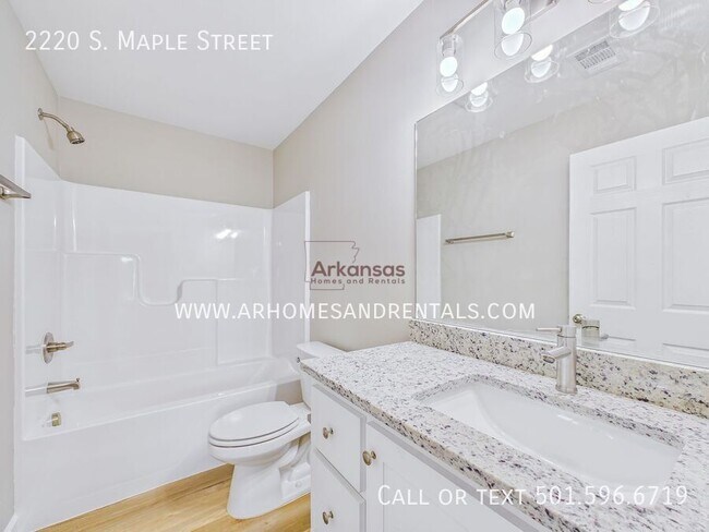 Building Photo - 2220 S Maple St