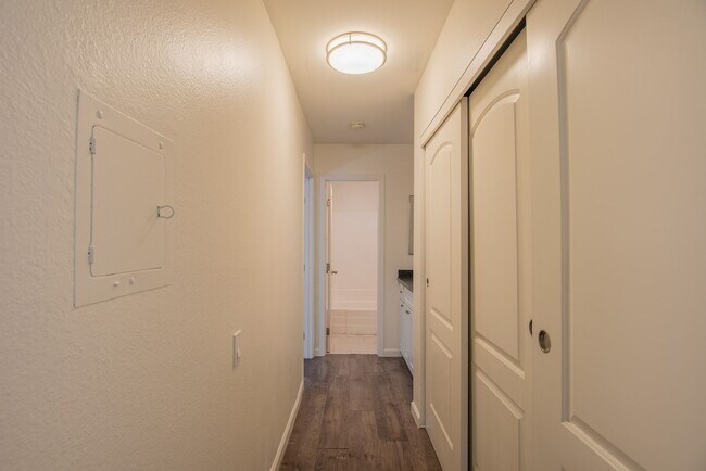 Building Photo - 1 Bedroom 1 Bathroom Townhouse Available For Rent In Mission Valley!