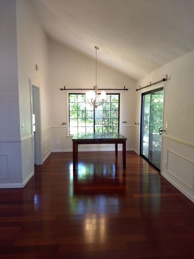 Building Photo - Updated 3 Bed 2.5 Bath Home!