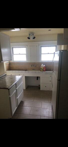 Building Photo - 1233 W 41st St