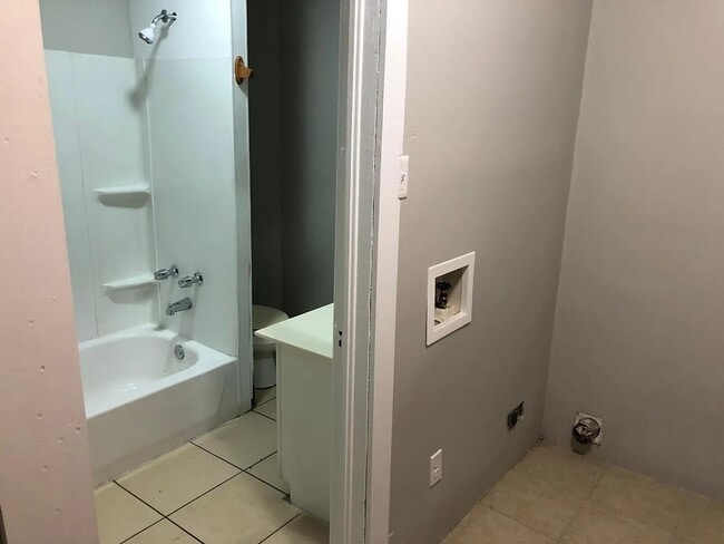 Building Photo - 2 bed/1 bath, 900 sq ft home!