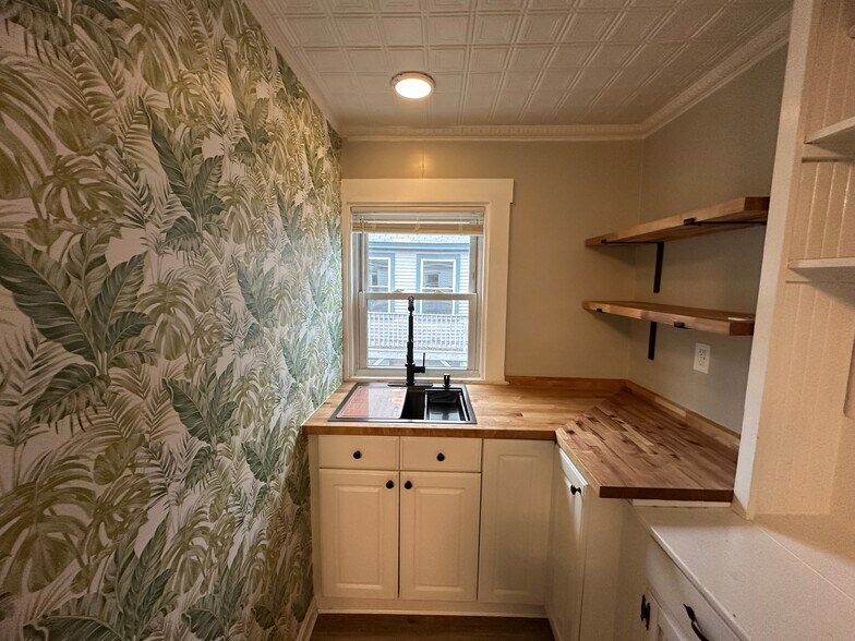 Building Photo - 17 Central St