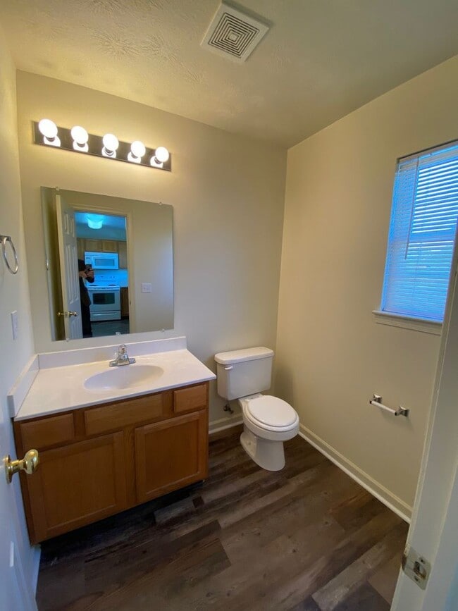 Building Photo - Spacious End Unit Townhouse with 2 Maste Suites 1920 Square Feet