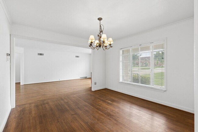 Building Photo - 1108 Larchmont Ln