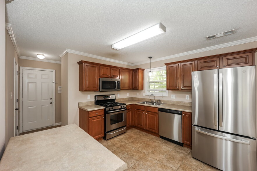 Building Photo - 44 Avondale Cir