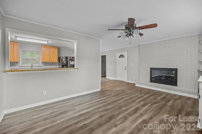 Building Photo - 4800 Maplecrest Dr